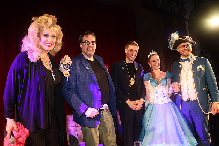  Entertainerin und Buchautorin Gloria Gray,  "Das Ratschkartell" Gastgeber Andre Hartmann, Münchens 2.Bürgermeister Dominik Krause, sowie das Narrhalla Faschingspaar 2025 Prinzessin Michaela II. und Prinz Christian IV. (©Foto: Martin Schmitz) 
